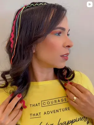 Cabelo feminino finalizado com acessórios coloridos