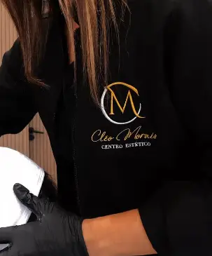 Profissional do Cléo Morais utilizando uniforme com o logotipo do centro estético